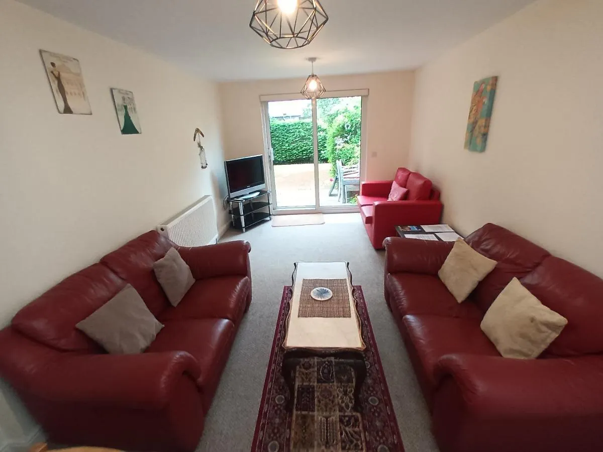 Central Modern Apartment With Free Parking And Private Garden location