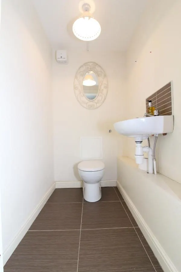 Central Modern Apartment With Free Parking And Private Garden Edinburgh