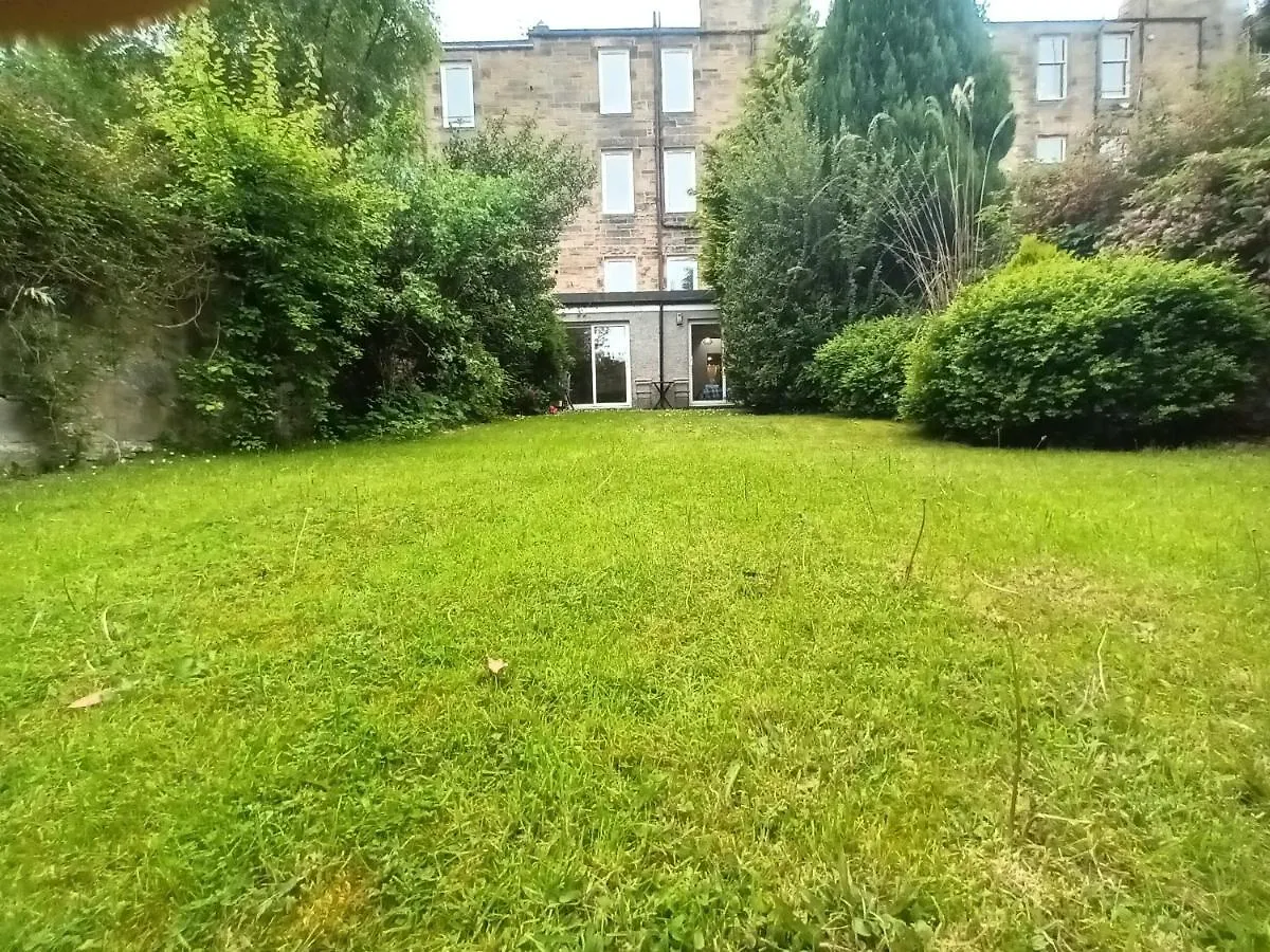 Central Modern Apartment With Free Parking And Private Garden Edinburgh