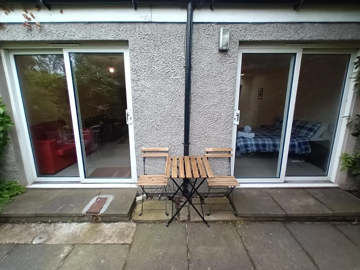 Central Modern Apartment With Free Parking And Private Garden Edinburgh