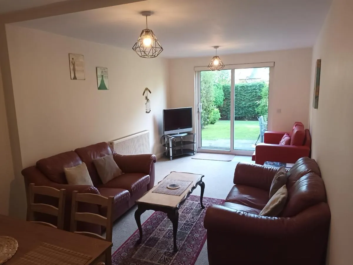 Central Modern Apartment With Free Parking And Private Garden Edinburgh