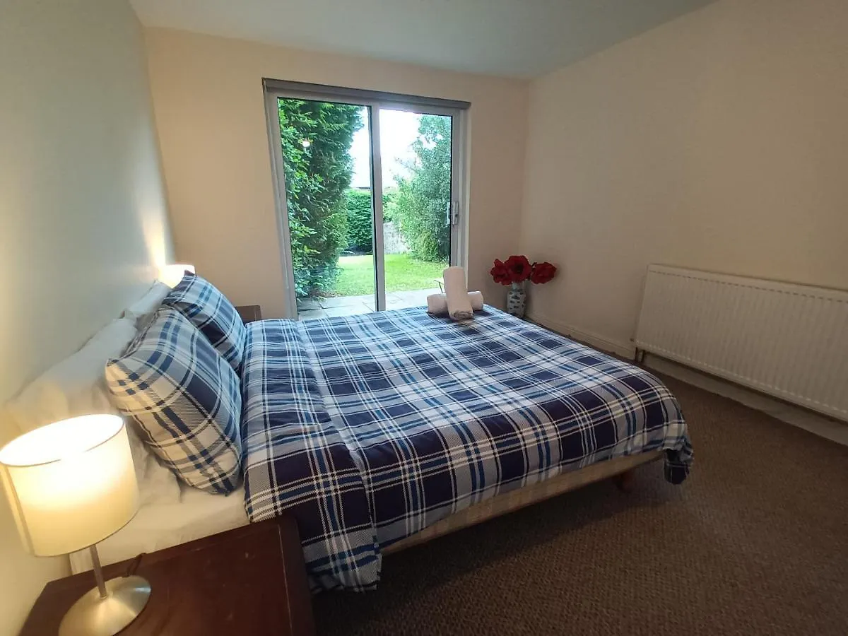 Central Modern Apartment With Free Parking And Private Garden Edinburgh