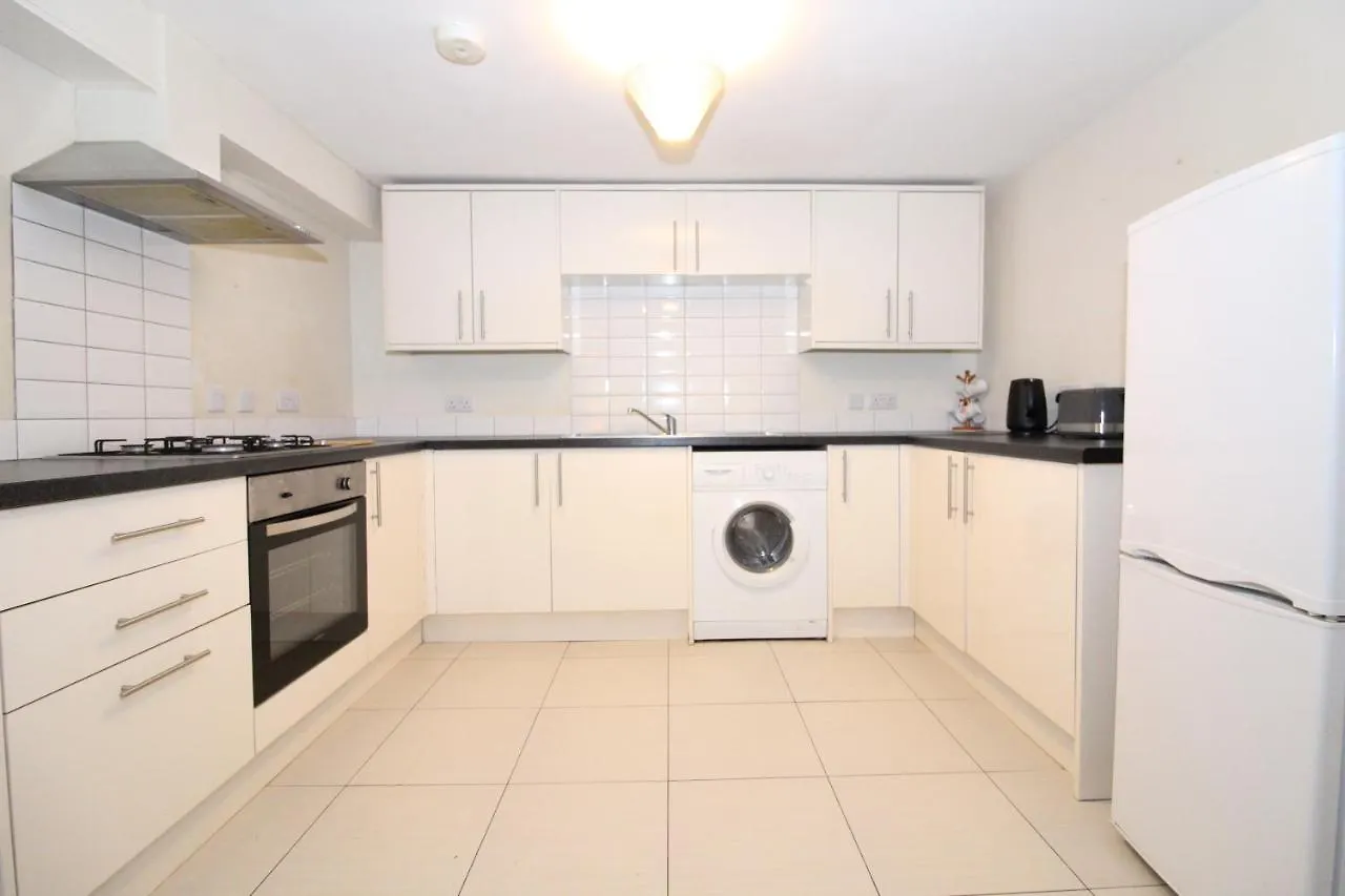 Central Modern Apartment With Free Parking And Private Garden Edinburgh