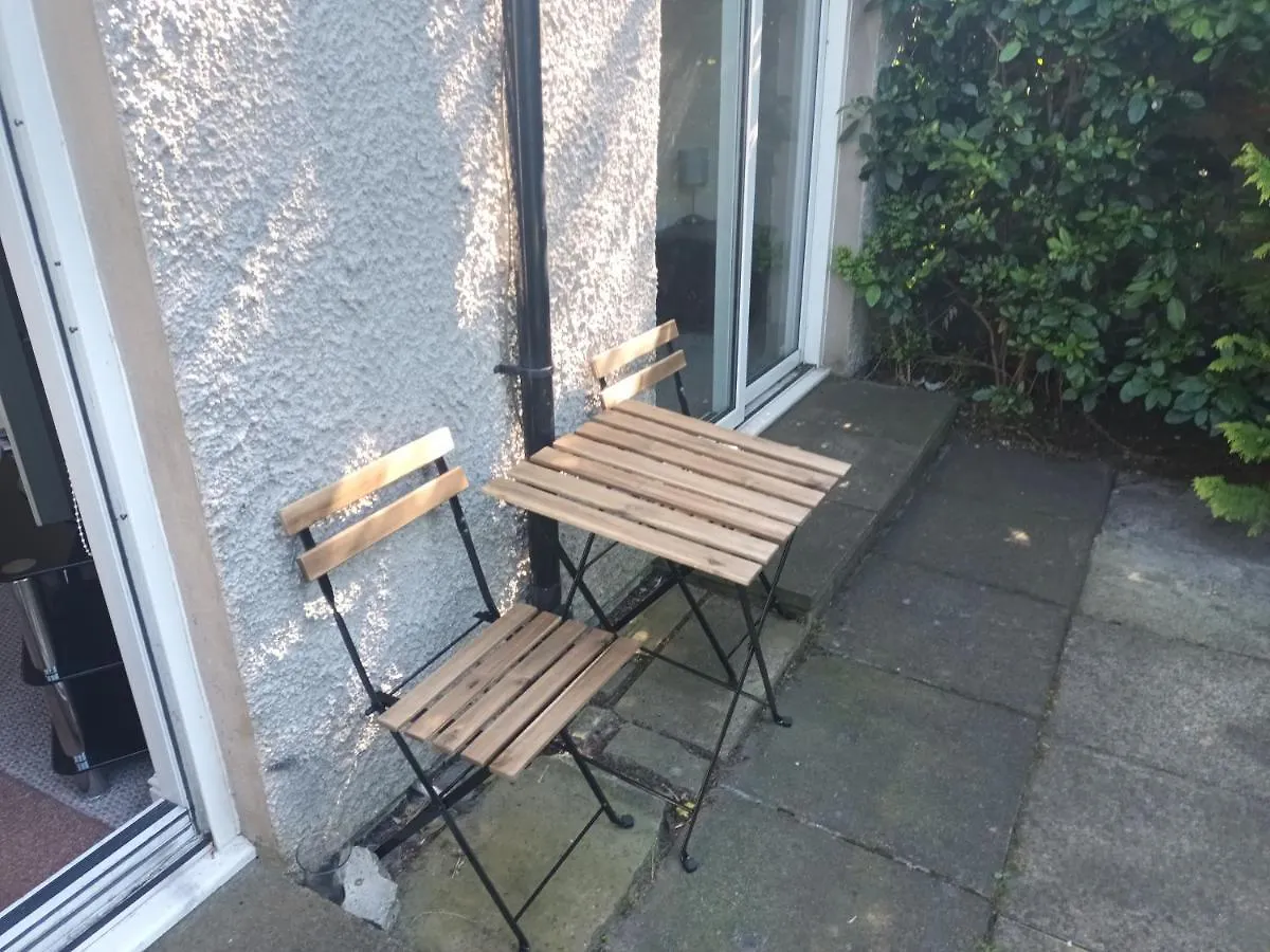 Central Modern Apartment With Free Parking And Private Garden Edinburgh
